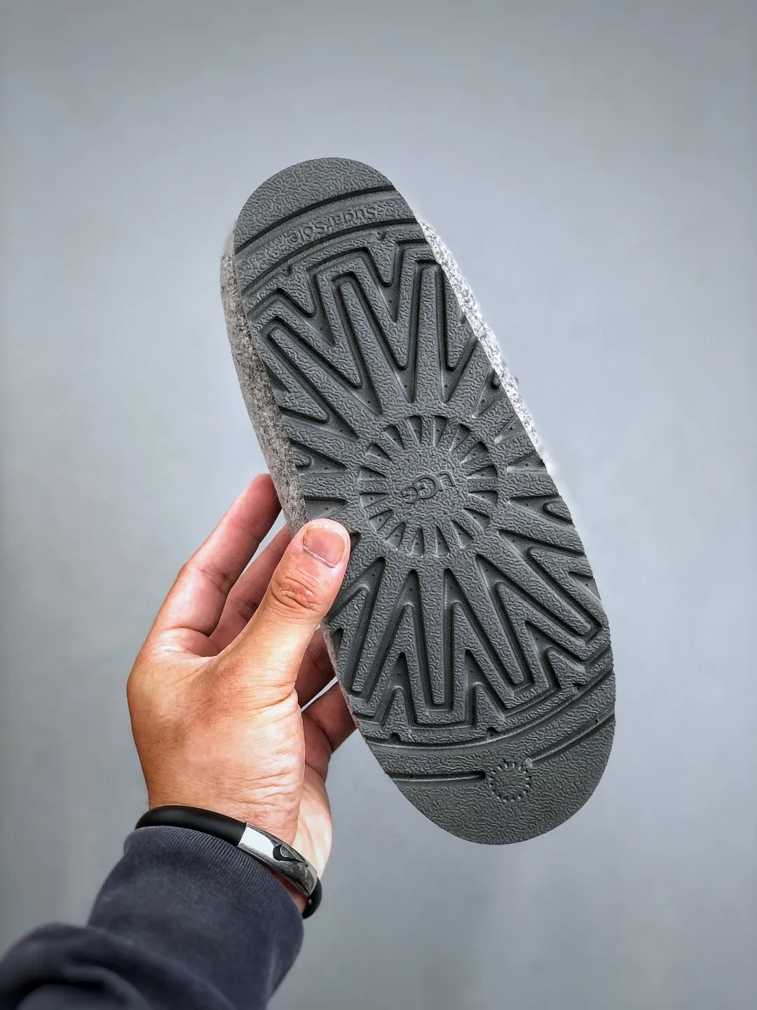 Local self-pickup 💰520 supports store release. The best-selling model on the entire network at the end of the year, UGG Mary Jane Mule slippers, 1.5CM thin sole, women's model, Xiaohongshu hot model, produced by a major foreign trade factory in Guangzhou, from toe to insole, real sheep fur, independent outer box packaging, craftsmanship, different from any version on the market, 1.5Ccm thin sole, independent original development of outsole, cashmere insole, keeping warm in winter, going out, and a very suitable choice for home use. This year uug launches a style series Partly catered to the preferences of young consumers, it has also moved to the forefront of fashion trends. Shoe body material: suede upper, 17mm UGGPURE™ implanted wool insole, lightweight non-slip and comfortable rubber outsole, with brand LOGO and trademark, with full packaging Size: 35-40